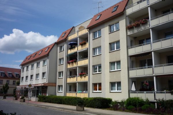 Mehrfamilienhaus mit Balkonen