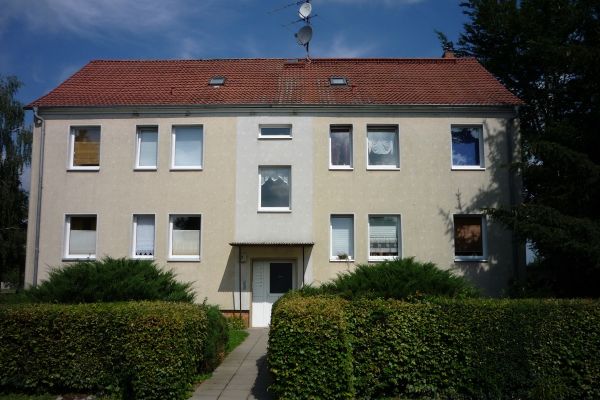 Haus mit Hecke und Eingang